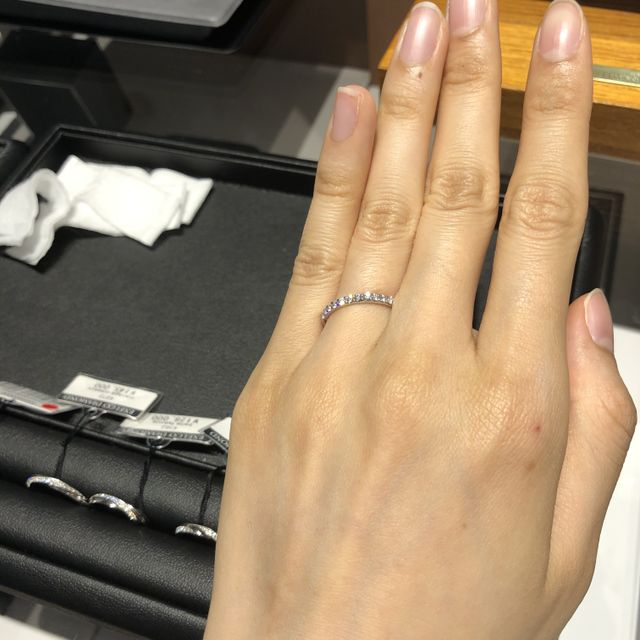【エクセルコダイヤモンド(EXELCO DIAMOND)の口コミ】 ハーフエタニティの結婚指輪を探していました。
よくみる指輪はダイヤモン…