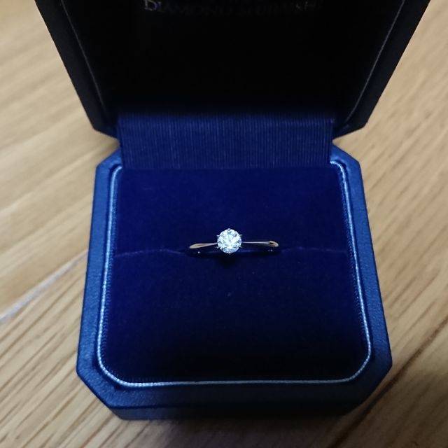 【銀座ダイヤモンドシライシの口コミ】 指輪のデザインとダイヤモンドの輝き・美しさが決め手でした。デザインは…