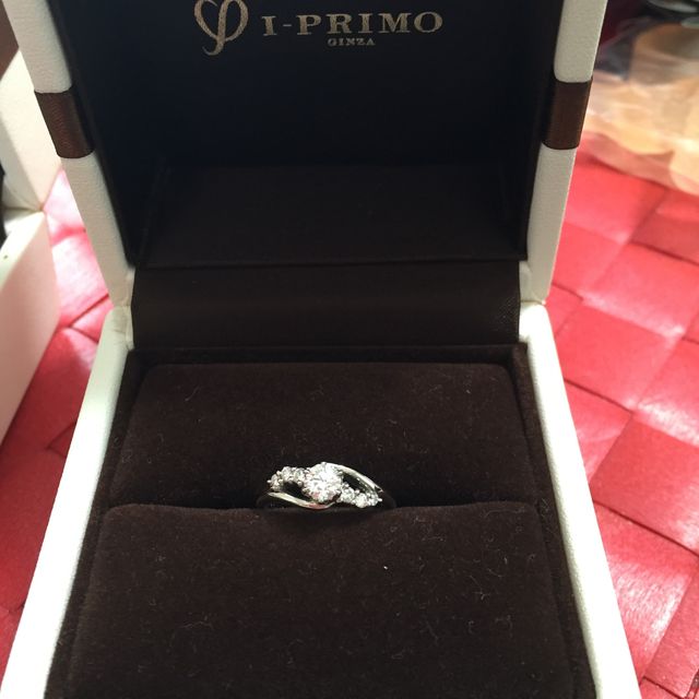【アイプリモ(I-PRIMO)の口コミ】 種類、組み合わせが豊富で婚約指輪は華やかに見えるもので石がたくさんつ…