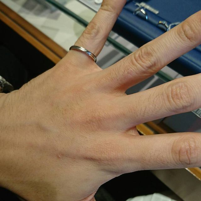 【銀座ダイヤモンドシライシの口コミ】 シンプルなデザインですが、真ん中に線が入っており、ひねりがあるデザイ…