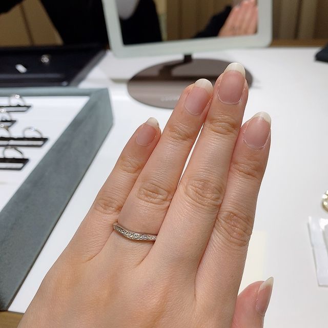 【ラザール ダイヤモンド(LAZARE DIAMOND)の口コミ】 緩やかなV字リングでダイヤモンドが斜めに入っています。
細身のリングを…