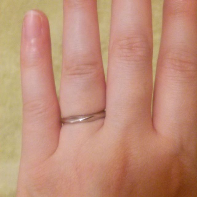 【俄(にわか)の口コミ】 少し波をうったようなデザインが気に入りました。一見シンプルな指輪です…
