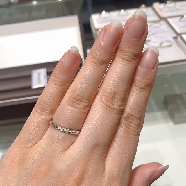 【アイプリモ(I-PRIMO)の口コミ】 斜めにダイヤモンドが入っていて上から見ても正面から見てもダイヤがキラ…