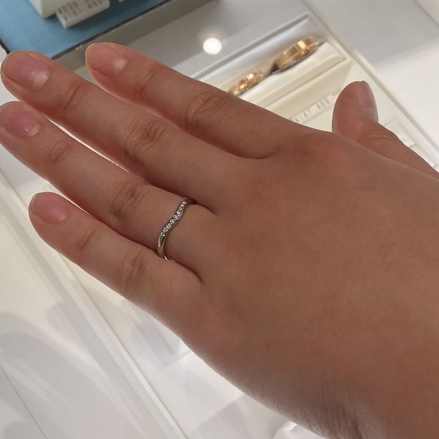 【ティファニー(Tiffany & Co.)の口コミ】 サプライズで婚約指輪を頂きました。彼から頂いたメーカーと結婚指輪も同…