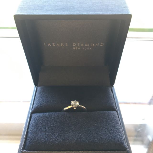【ラザール ダイヤモンド(LAZARE DIAMOND)の口コミ】 リングのデザインと細さがつけたときに指が綺麗になると感じこちらの指輪…