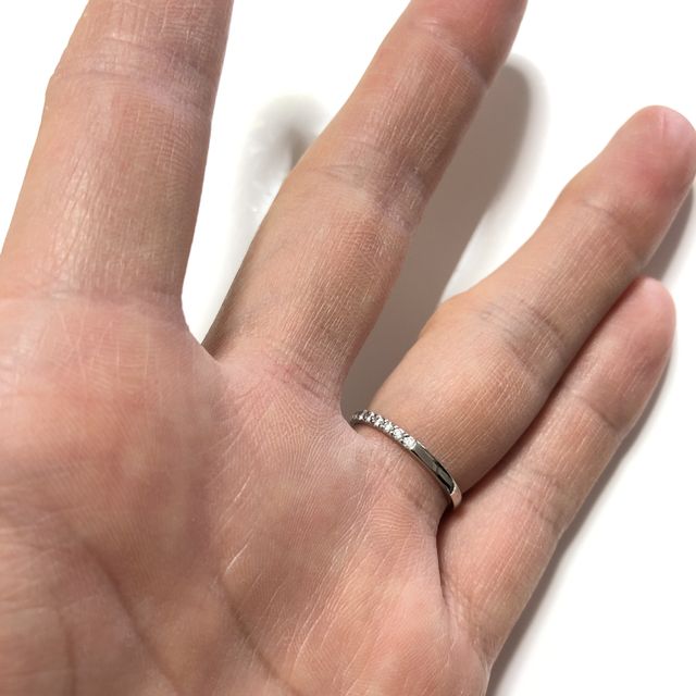 【エクセルコダイヤモンド(EXELCO DIAMOND)の口コミ】 半周のみダイヤモンドが埋め込まれてます。ひねってあるデザイン等ではな…