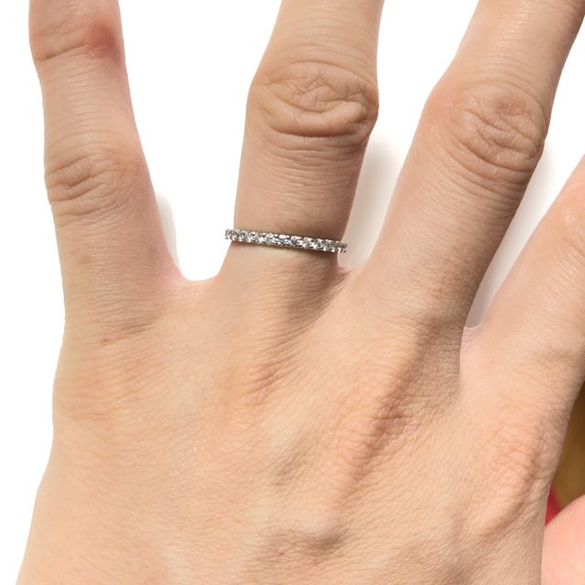 【エクセルコダイヤモンド(EXELCO DIAMOND)の口コミ】 半周のみダイヤモンドが埋め込まれてます。ひねってあるデザイン等ではな…