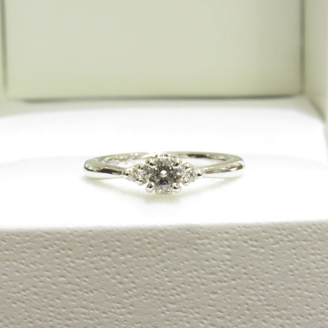 【輪-RIN-の口コミ】 婚約指輪はシンプルで見栄えもいいものを探していました。そして1番の決め…
