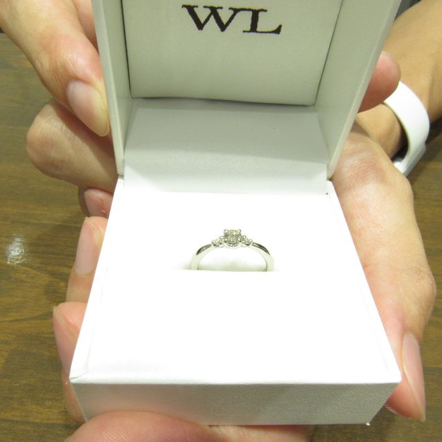 【輪-RIN-の口コミ】 婚約指輪はシンプルで見栄えもいいものを探していました。そして1番の決め…