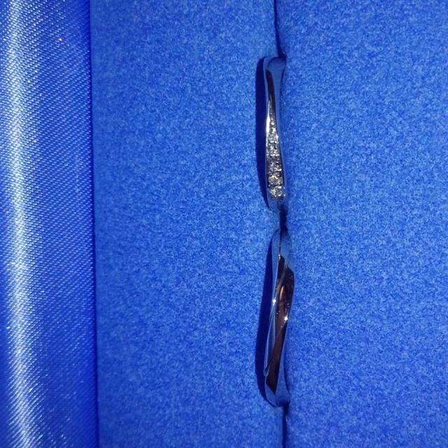 【銀座ダイヤモンドシライシの口コミ】 婚約指輪を兼ねた結婚指輪でしたので、華美すぎない程度に、でも少し豪華…