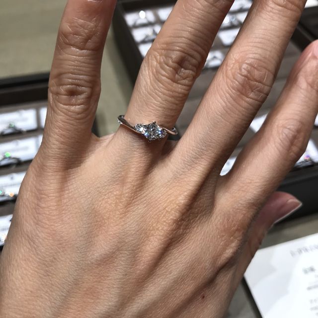 【アイプリモ(I-PRIMO)の口コミ】 リング本体は少しウェーブになっていました。
指がきれいに見えそうだと思…