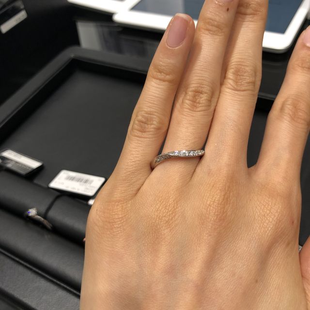 【ラザール ダイヤモンド(LAZARE DIAMOND)の口コミ】 ウェーブのリングです。
どこの角度から見てもダイヤモンドが輝いて見えま…