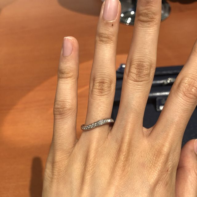 【ラザール ダイヤモンド【取扱店販売】の口コミ】 ウェーブのリングです。
大粒のダイヤから小さいダイヤまでダイヤモンドが…