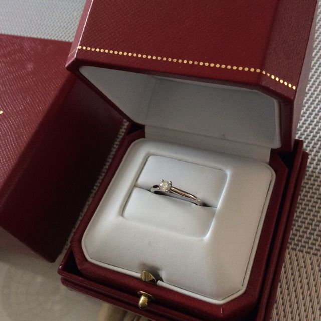 【カルティエ(Cartier)の口コミ】 エンゲージリングらしい立て爪のデザインのものを探していました。
シンプ…