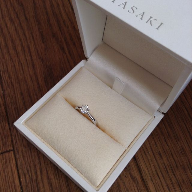 【TASAKI(タサキ)の口コミ】 ショーケースに並んでいる指輪はどれも工夫がこらされ、美しく見えますが…