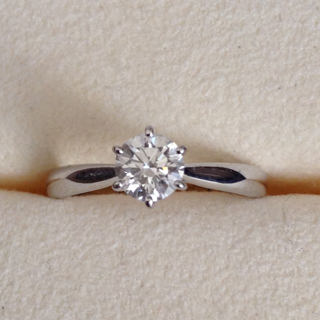 【TASAKI(タサキ)の口コミ】 ショーケースに並んでいる指輪はどれも工夫がこらされ、美しく見えますが…