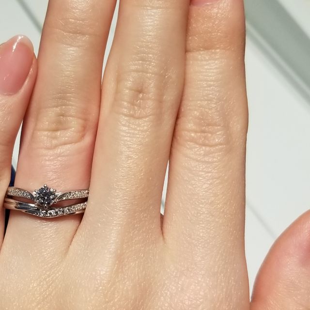 【銀座ダイヤモンドシライシの口コミ】 カタログで気になったものと、セットになっているマリッジリングも試着さ…