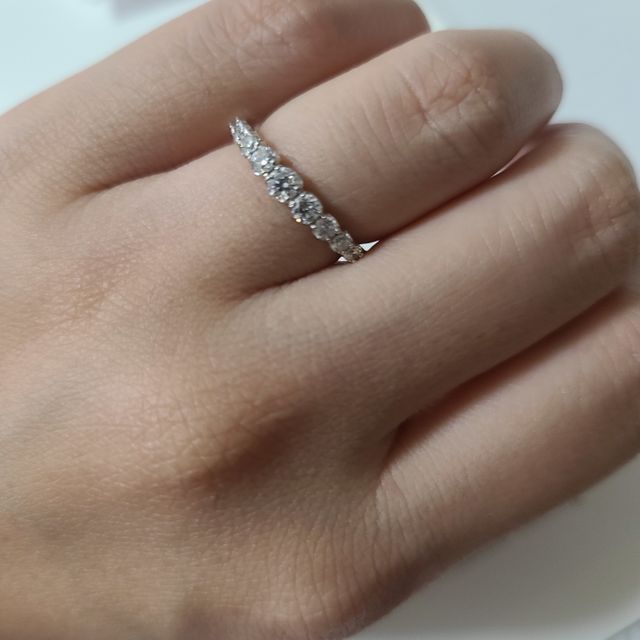 【銀座ダイヤモンドシライシの口コミ】 色々なブランドを周りましたが、ダイアモンドの輝きとデザイン、金額が一…