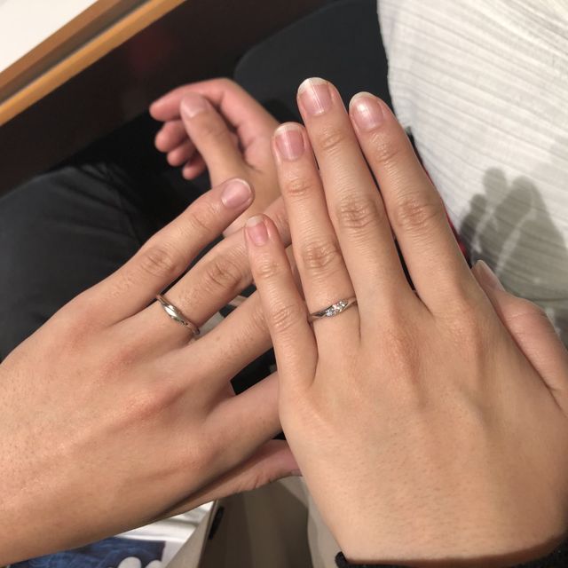 【銀座ダイヤモンドシライシの口コミ】 購入当日は沢山の指輪を試着させて頂きましたが、実際に決めたリングは指…