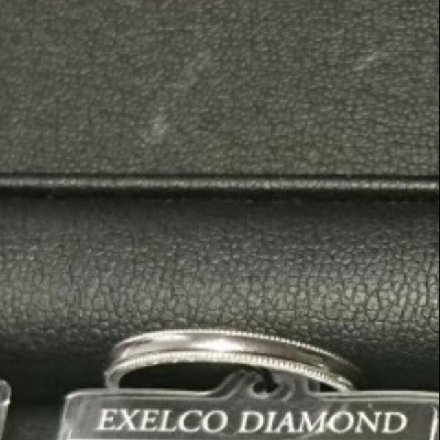 【エクセルコダイヤモンド(EXELCO DIAMOND)の口コミ】 上と下の縁の部分が、ミル打ちになったデザインです。比較的シンプルなデ…
