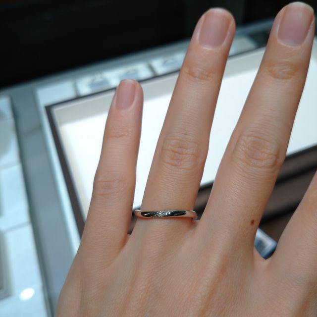 【アイプリモ(I-PRIMO)の口コミ】 プラチナなので長く愛用できる指輪です。細身で指をスッキリと長く見せて…