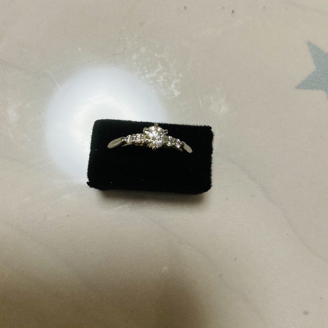 【エクセルコダイヤモンド(EXELCO DIAMOND)の口コミ】 真ん中にダイヤがあり、その左右にもダイヤが施されているデザインです。…