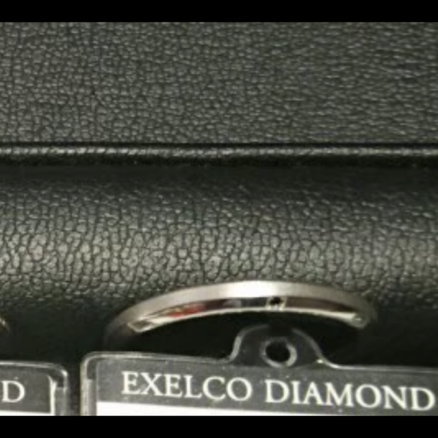 【エクセルコダイヤモンド(EXELCO DIAMOND)の口コミ】 シンプルなデザインですが、真ん中にブラックダイヤが入っているデザイン…
