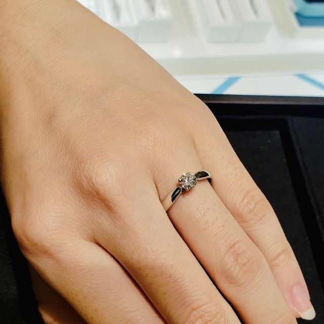 【ティファニー(Tiffany & Co.)の口コミ】 ティファニーセッティングを試着した際、直線的なラインがあまり気に入ら…