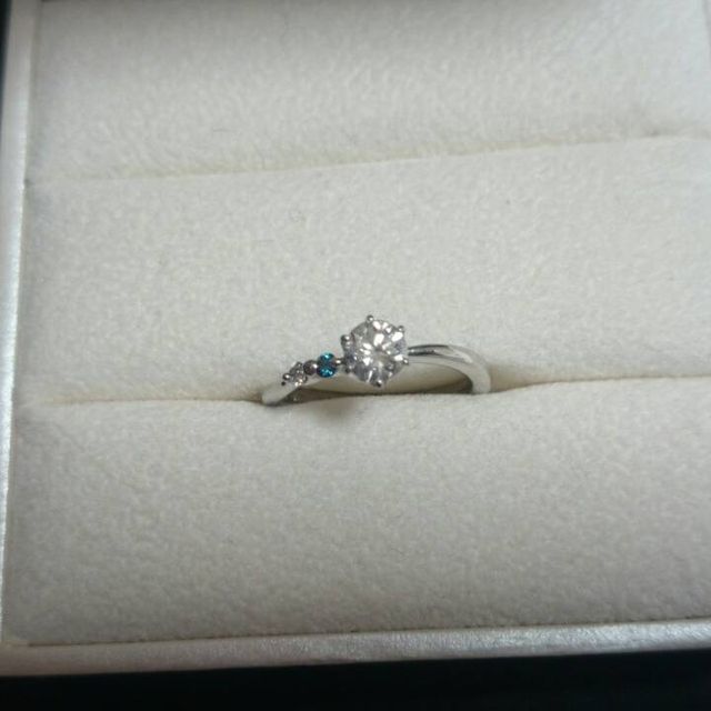 【アンジェリックフォセッテ(Angelique Fossette)の口コミ】 一番気に入ったのはデザインでした。1つダイヤではないものを探しており、…