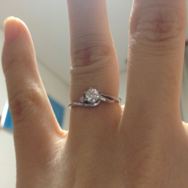 【MILK&Strawberry(ミルクアンドストロベリー)の口コミ】 大きなブリリアントカットのダイヤがどの角度からみても綺麗。横にはピン…