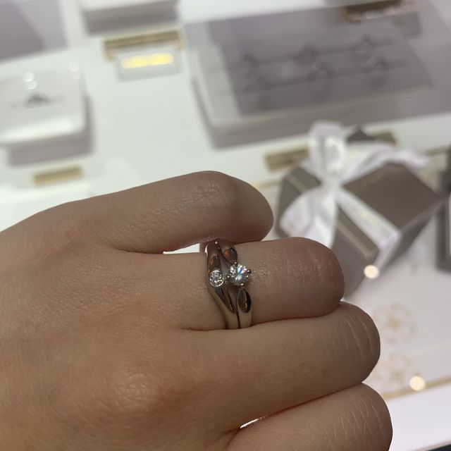 【ブルガリ(BVLGARI)の口コミ】 婚約指輪は王道の一粒ダイアモンドが良いと思いこちらに決めました。横か…