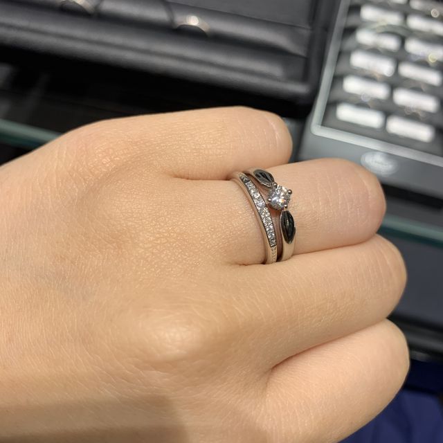 【エクセルコダイヤモンド(EXELCO DIAMOND)の口コミ】 真ん中から端にかけてダイアモンドの大きさが変わっているハーフエタニテ…