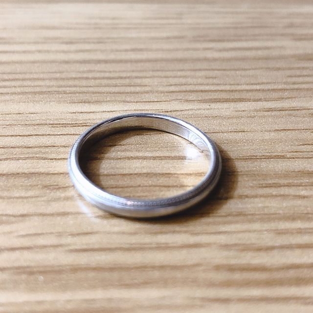 【俄(にわか)の口コミ】 元々2人とも宝飾品をつけないタイプなので、石のないシンプルな艶消しタイ…