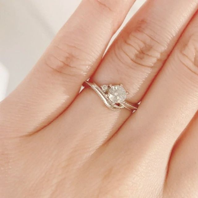 【CHARMY(チャーミー)の口コミ】 純度の高いプラチナの質感と精巧なカッティングのダイヤモンドの輝きが特…