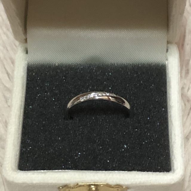【PILOT BRIDAL(パイロットブライダル)の口コミ】 デザインや丈夫さ、価格についてもすごく満足のいく指輪でした。
元々V字…