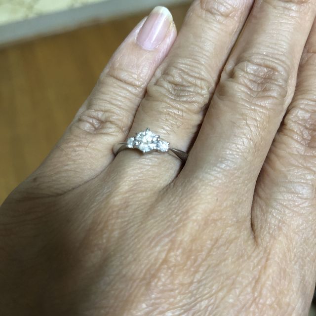 【MIKIMOTO(ミキモト)の口コミ】 婚約指輪の理想として、真ん中に象徴とするダイヤがあり、キラキラしてい…