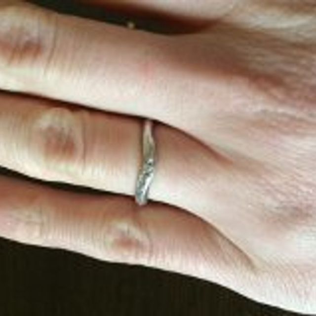 【STAR JEWELRY(スタージュエリー)の口コミ】 シンプルで指にはめた時に邪魔にならなかったため。結婚指輪を毎日してい…