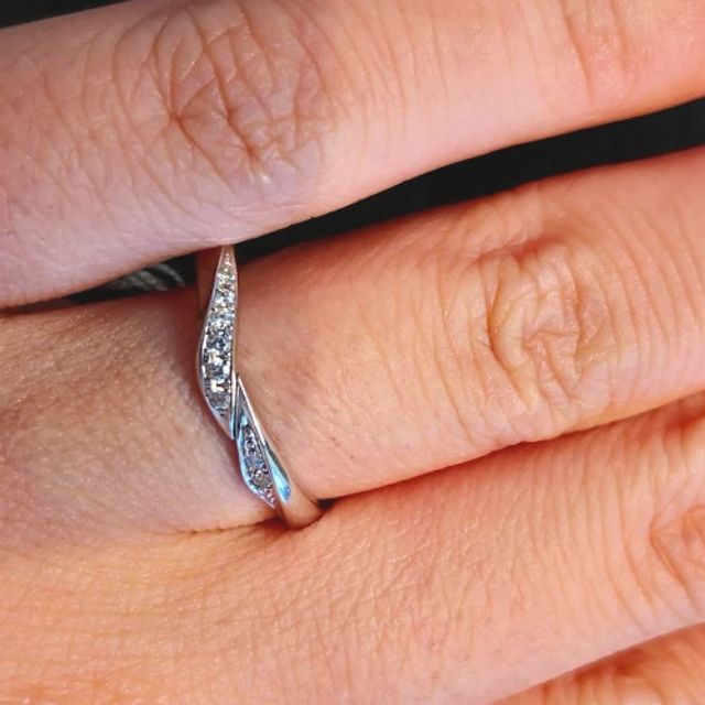 【BRILLIANCE+(ブリリアンスプラス)の口コミ】 埋め込まれたメレダイヤがキラキラと輝き綺麗ですし、ひねりの入ったデザ…