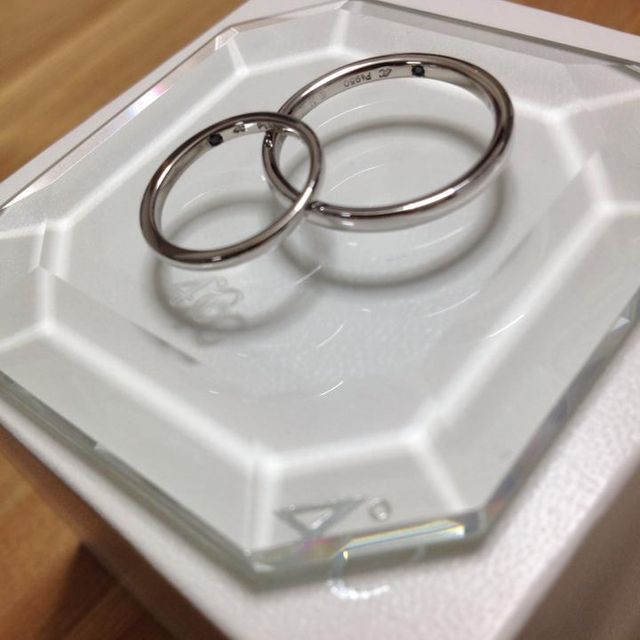 【4℃ BRIDAL(ヨンドシーブライダル)の口コミ】 シンプルで、フラットなデザインなので男性もつけやすいという点がお勧め…