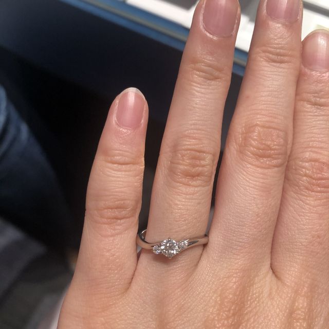 【銀座ダイヤモンドシライシの口コミ】 サイドにメレダイヤが2石ついたウェーブタイプのリングです。サイドのデザ…