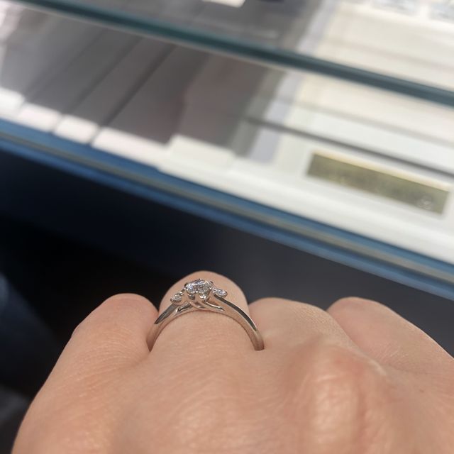 【銀座ダイヤモンドシライシの口コミ】 サイドにメレダイヤが2石ついたウェーブタイプのリングです。サイドのデザ…