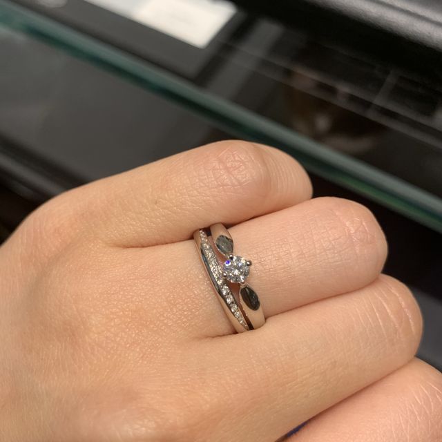 【銀座ダイヤモンドシライシの口コミ】 
ハーフエタニティの指輪です。ダイアモンドが半分から上に配置されており…