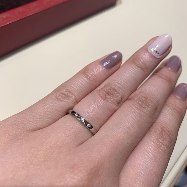 【カルティエ(Cartier)の口コミ】 バレリーナシリーズのV字型の結婚指輪です。三粒のダイアモンドが間隔を開…