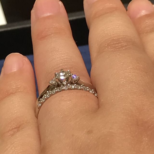 【4℃ BRIDAL(ヨンドシーブライダル)の口コミ】 細くて華奢なラインの指輪ですが、小さなダイヤモンドが3つも付いていて存…