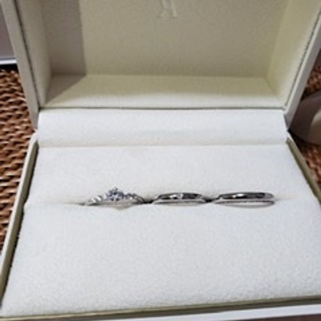 【ヴァンドーム青山(VENDOME AOYAMA)の口コミ】 指輪の決め手は、普段仕事でも付けられるようにシンプルで綺麗目なデザイ…