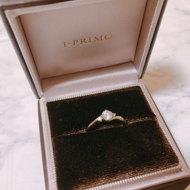 【アイプリモ(I-PRIMO)の口コミ】 絶妙なねじれラインで、着けた時に指が綺麗に見えます。王道の中央にダイ…