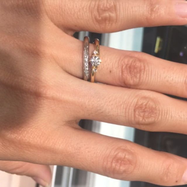 【GALA JEWELRY(ガラジュエリー)の口コミ】 婚約指輪はセンターの大きなダイヤモンドの横にメレダイヤが配置され、輝…