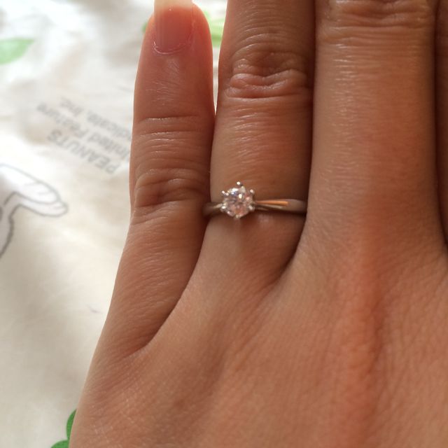 【LEGAN(レガン)の口コミ】 王道の形の一粒ダイヤのエンゲージリングに憧れていました。この形はダイ…