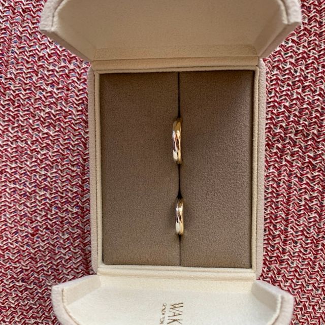 【和光ブライダルブティックギンザの口コミ】 人と少し違う結婚指輪がほしく、シルバーにゴールドが入ってるのを探して…