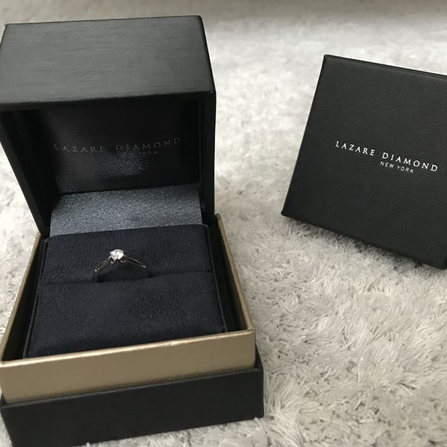 【ラザール ダイヤモンド(LAZARE DIAMOND)の口コミ】 爪部分に惹かれました。爪の二点に小さなダイヤモンドがついておりこのデ…